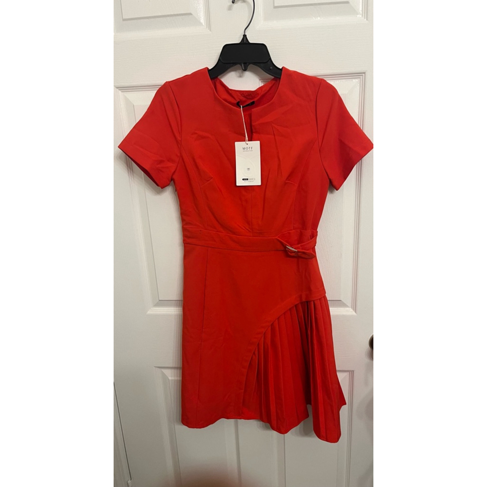 NWT SOLID NOTCH NECK BUCKLE WAIST PLEATED PANEL DRESS SIZE M